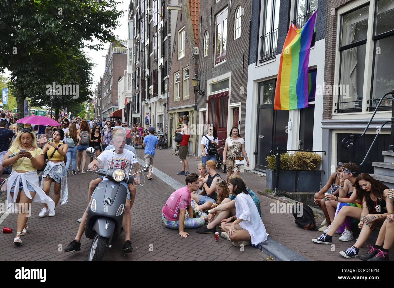 Amsterdam, Pays-Bas - 4 août 2018 : la foule du pavé de la canal Prinsengracht, au moment de l'Orgueil Crédit : Adam Photographie/Szuly Alamy Live News Banque D'Images