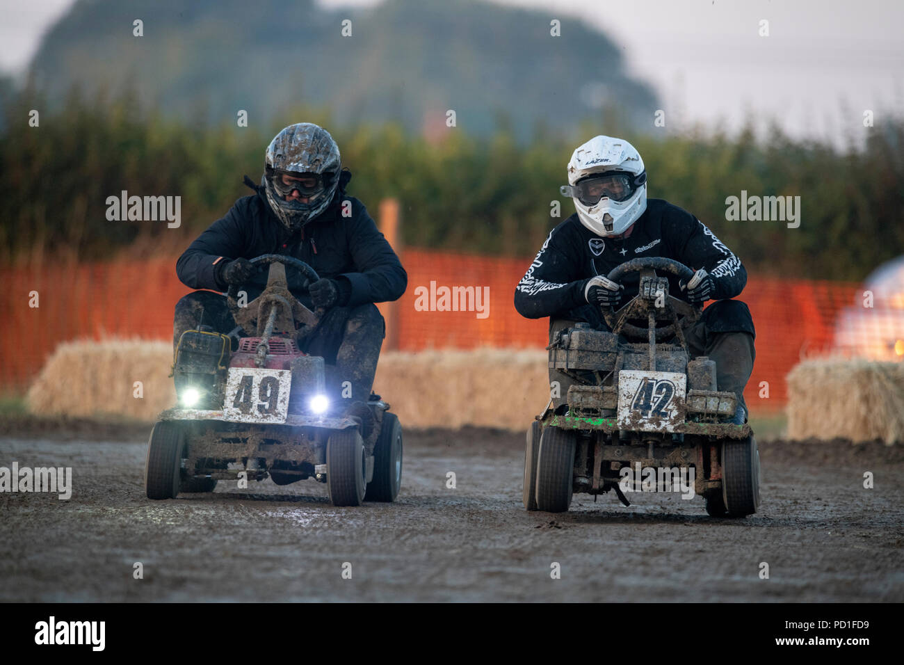 Les 12 heures d'endurance tondeuse race, organisée par le British Tondeuse Racing Association, a commencé à 20h le samedi et les équipes de partout dans le monde s'est précipité dans la nuit vers la ligne d'arrivée à 8h00 dimanche matin. 5 août 2018. Ardenne, West Sussex. Les 12 heures d'enduarance tondeuse race, organisée par le British Tondeuse Racing Association, a commencé à 20h le samedi et les équipes de partout dans le monde s'est précipité dans la nuit vers la ligne d'arrivée à 8h00 dimanche matin. (Gauche et droite) et l'attitude de l'équipe avec la tondeuse tondre la peur. À 11 heures et 30 minutes, les gens du Nord de l'Herbe Kick wer Banque D'Images