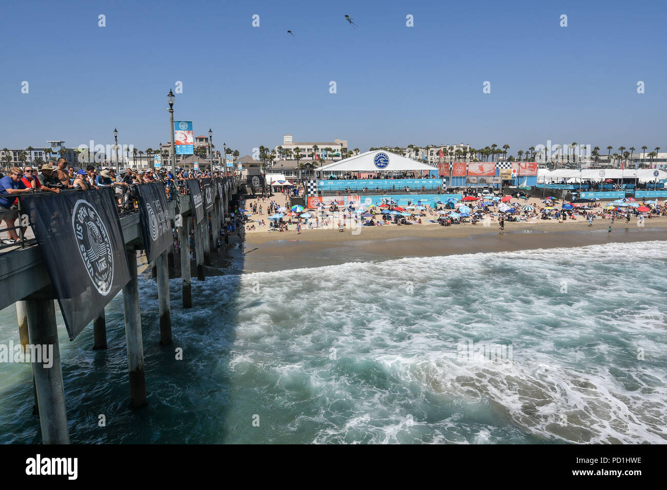 Huntington Beach, Californie, USA. 3e août 2018. La foule des fans de la jetée et de la plage pour observer la partie de la compétition de surf Cars US Open tenu à Huntington Beach, Californie. Credit : Amy Sanderson/ZUMA/Alamy Fil Live News Banque D'Images