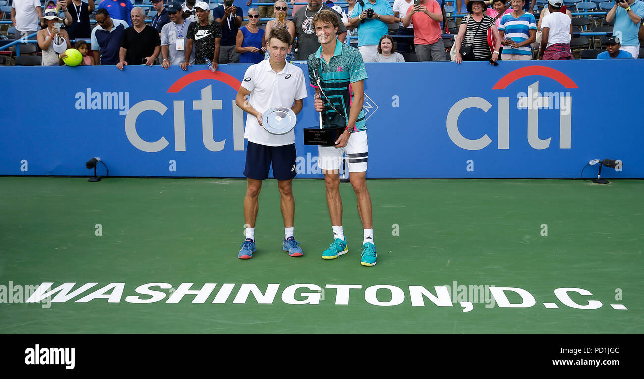 5 août 2018 : Alexander Zverev et Alex De Minaur posent avec leurs trophées après les finales de l'Open de tennis de Citi match à Rock Creek Park, à Washington DC. Justin Cooper/CSM Banque D'Images