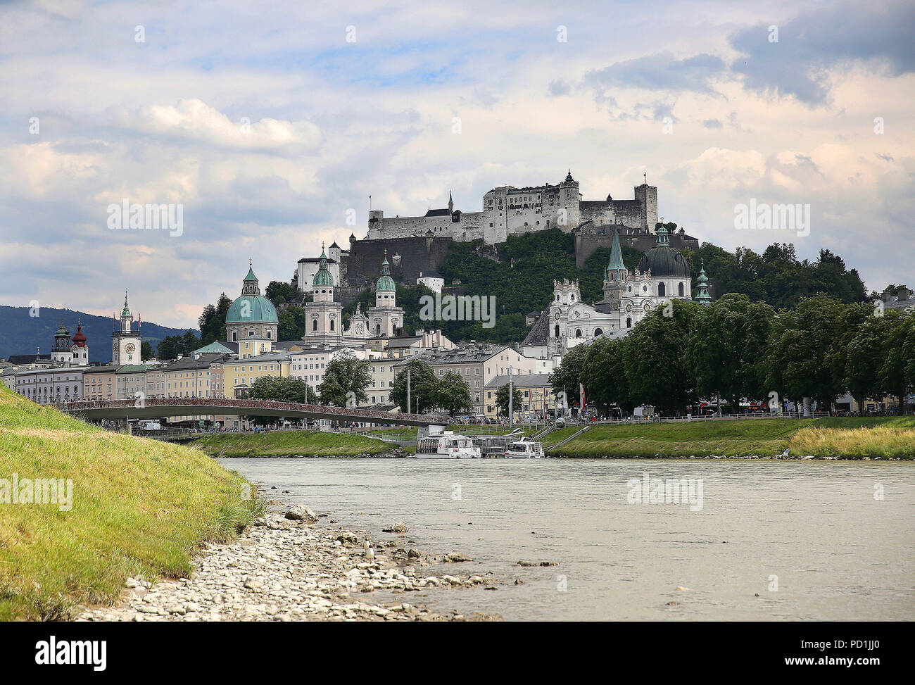 Salzbourg, Autriche. 23 Juin, 2018. Une scène de Salzbourg, en Autriche. Salzbourg est une ville autrichienne à la frontière de l'Allemagne, avec vue sur les Alpes orientales. La ville est traversée par la rivière Salzach, médiévale et baroque avec des bâtiments de la zone piétonne de l'Altstadt (vieille ville) sur sa rive gauche, face au 19ème siècle Neustadt (Nouvelle ville) sur sa droite. Crédit : Leigh Taylor/ZUMA/Alamy Fil Live News Banque D'Images