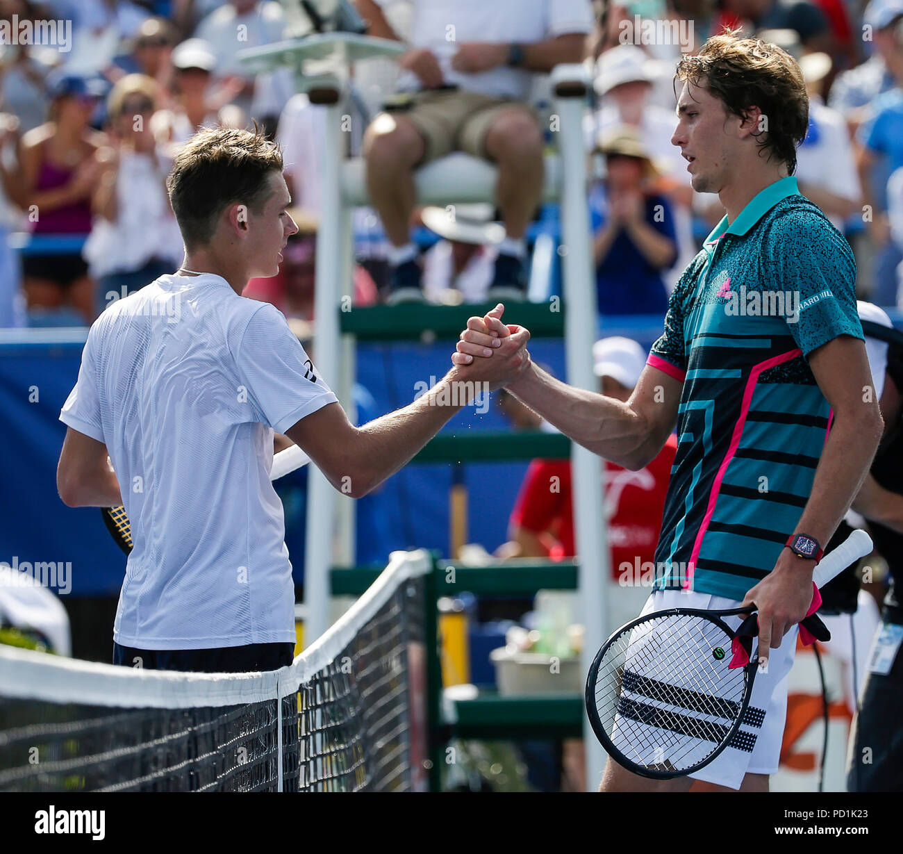 5 août 2018 : Alex De Minaur serre la main d'Alexander Zverev après les finales de l'Open de tennis de Citi match à Rock Creek Park, à Washington DC. Justin Cooper/CSM Banque D'Images