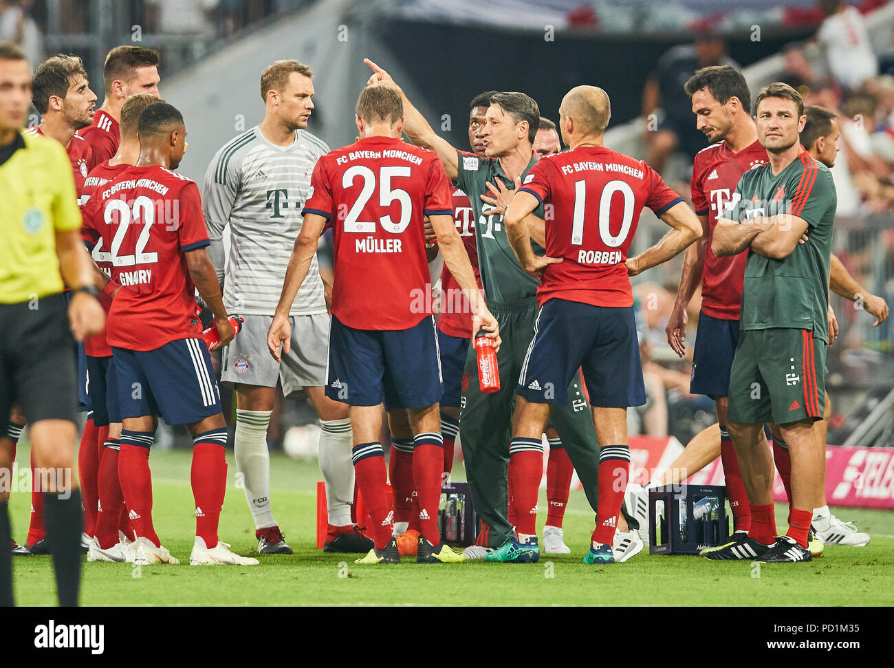 Munich, Allemagne. 5 août 2018. FC Bayern Munich - Manchester United, Août 05, 2018 L'entraîneur-chef Niko Kovac (FCB) gesticuler, donner des instructions, action, seule image, le geste, le geste, un mouvement de la main, en soulignant, d'interpréter, d'Arjen Robben, mimique, FCB 10 Thomas Mueller, MÜLLER, FCB 25 Serge GNABRY, FCB 22 Manuel NEUER, FCB 1 Mats HUMMELS, FCB 5 Robert KOVAC , assistant coach, FC Bayern Munich - Manchester United 1-0 test match, match amical, Manu, de la saison 2018/2019, le 5 août 2018 à Munich, a l l i a n z a r e n a, de l'Allemagne. © Peter Schatz / Alamy Live News Crédit : Peter Schatz/Alamy Vivre sw Banque D'Images