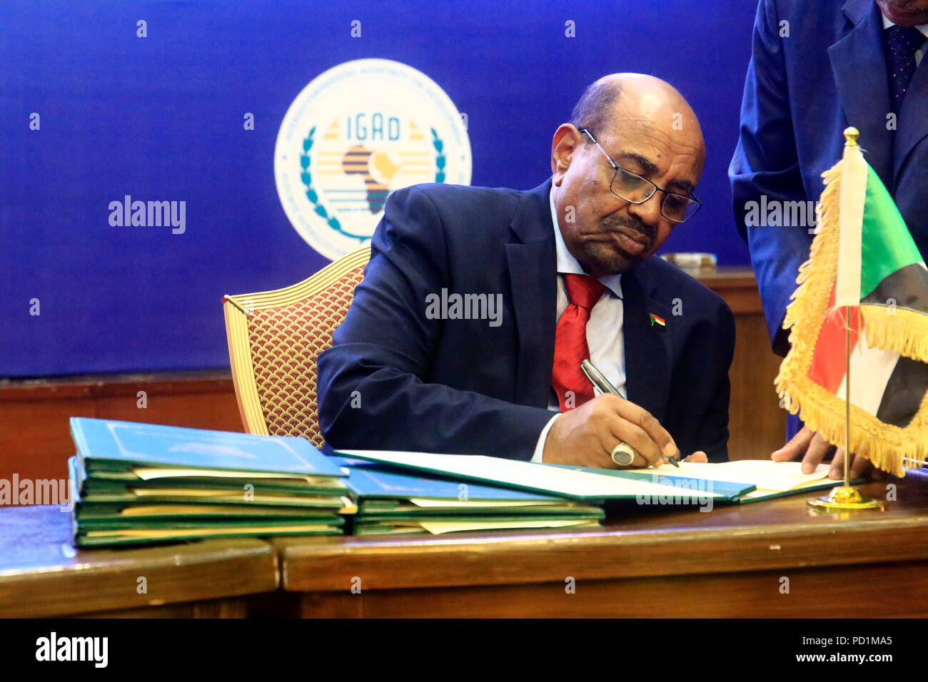 Khartoum, Soudan. 5 Août, 2018. Le président soudanais Omar el-Béchir signe en tant que garant de l'accord final sur le partage du pouvoir et les arrangements en matière de sécurité entre les parties en conflit au Soudan du Sud, à Khartoum, capitale du Soudan, le 5 août 2018. Les parties en conflit au Soudan du Sud ont signé dimanche un accord final dans la capitale soudanaise Khartoum sur le partage du pouvoir et les dispositions de sécurité. Credit : Mohamed Khidir/Xinhua/Alamy Live News Banque D'Images