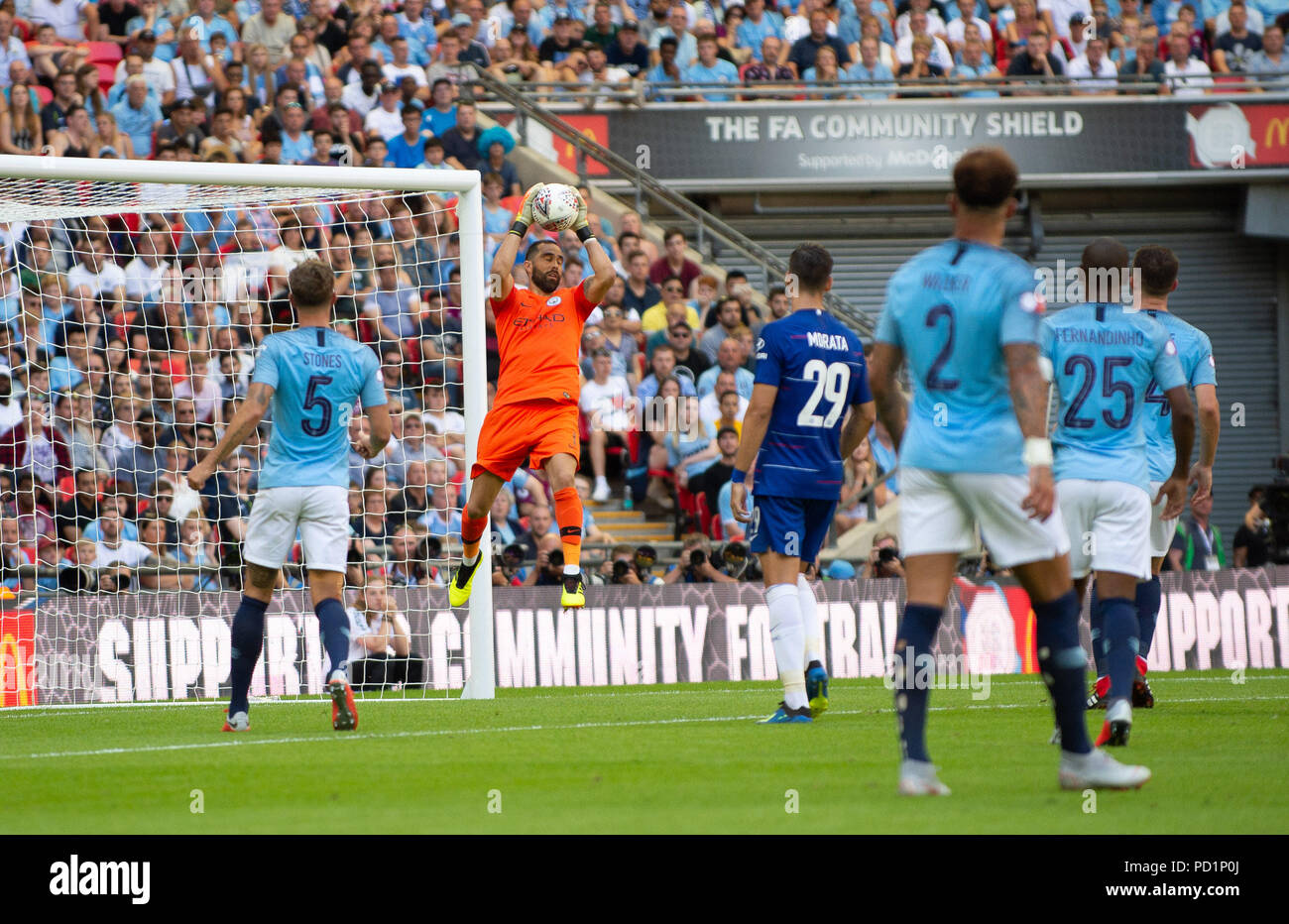 Londres, Royaume-Uni. 6e août 2018. Manchester City attaquant Claudio Bravo (2e L) attrape la balle au cours de la protection communautaire match entre Chelsea et Manchester City au stade de Wembley à Londres, Grande-Bretagne le 5 août 2018. Manchester City a gagné 2-0. Crédit : Marek Dorcik/Xinhua/Alamy Live News Banque D'Images