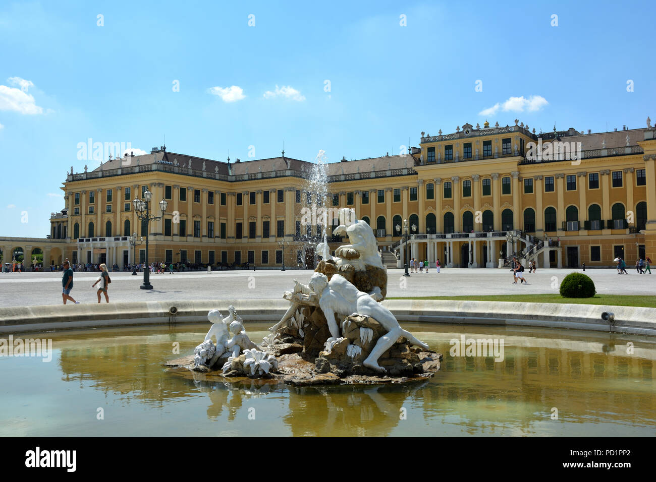 Palais de Schönbrunn à Vienne avec fontaine dans la vue de l'entrée principale - l'Autriche. Banque D'Images