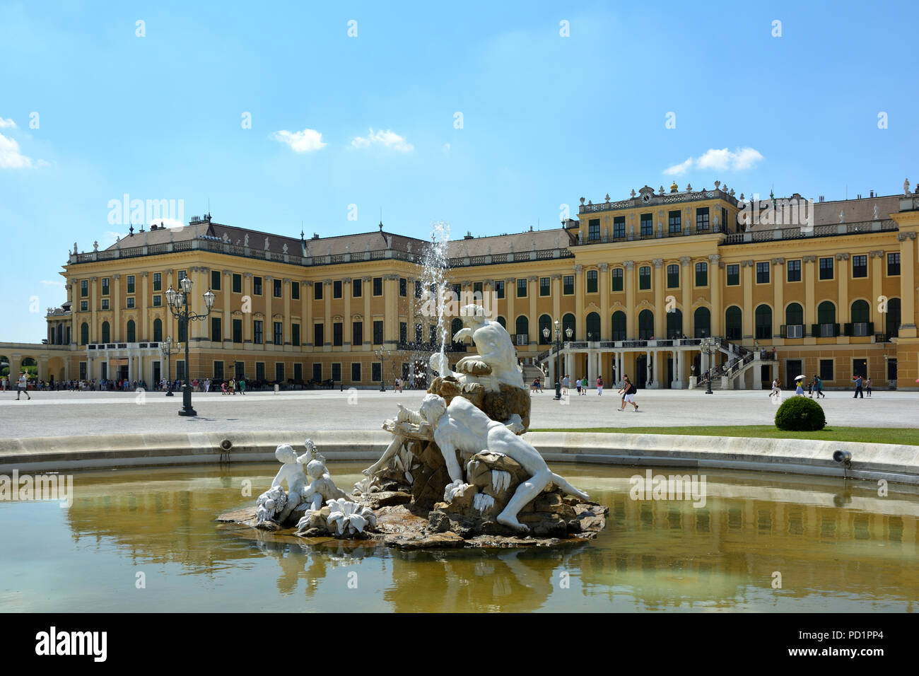 Palais de Schönbrunn à Vienne avec fontaine dans la vue de l'entrée principale - l'Autriche. Banque D'Images