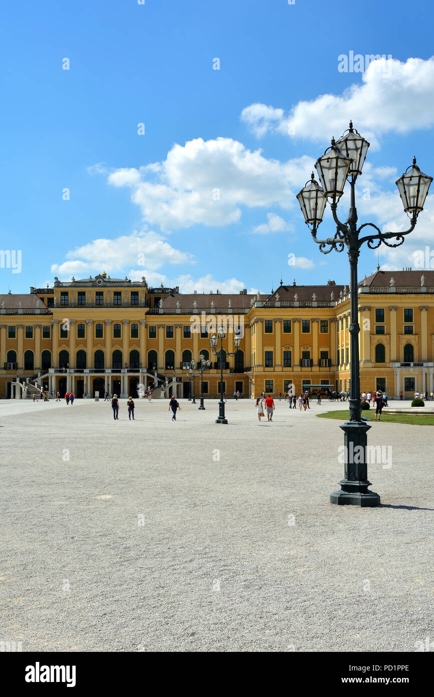 Palais de Schönbrunn à Vienne dans la vue de l'entrée principale - l'Autriche. Banque D'Images