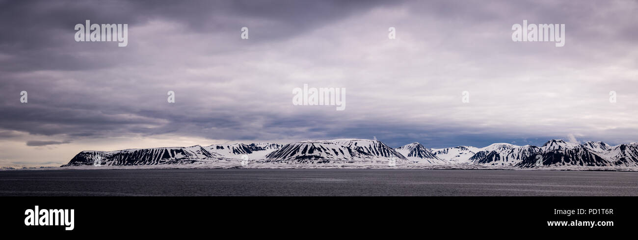 Photo Panorama de belles montagnes couvertes de neige dans la région de Svalbard, Norvège. Banque D'Images