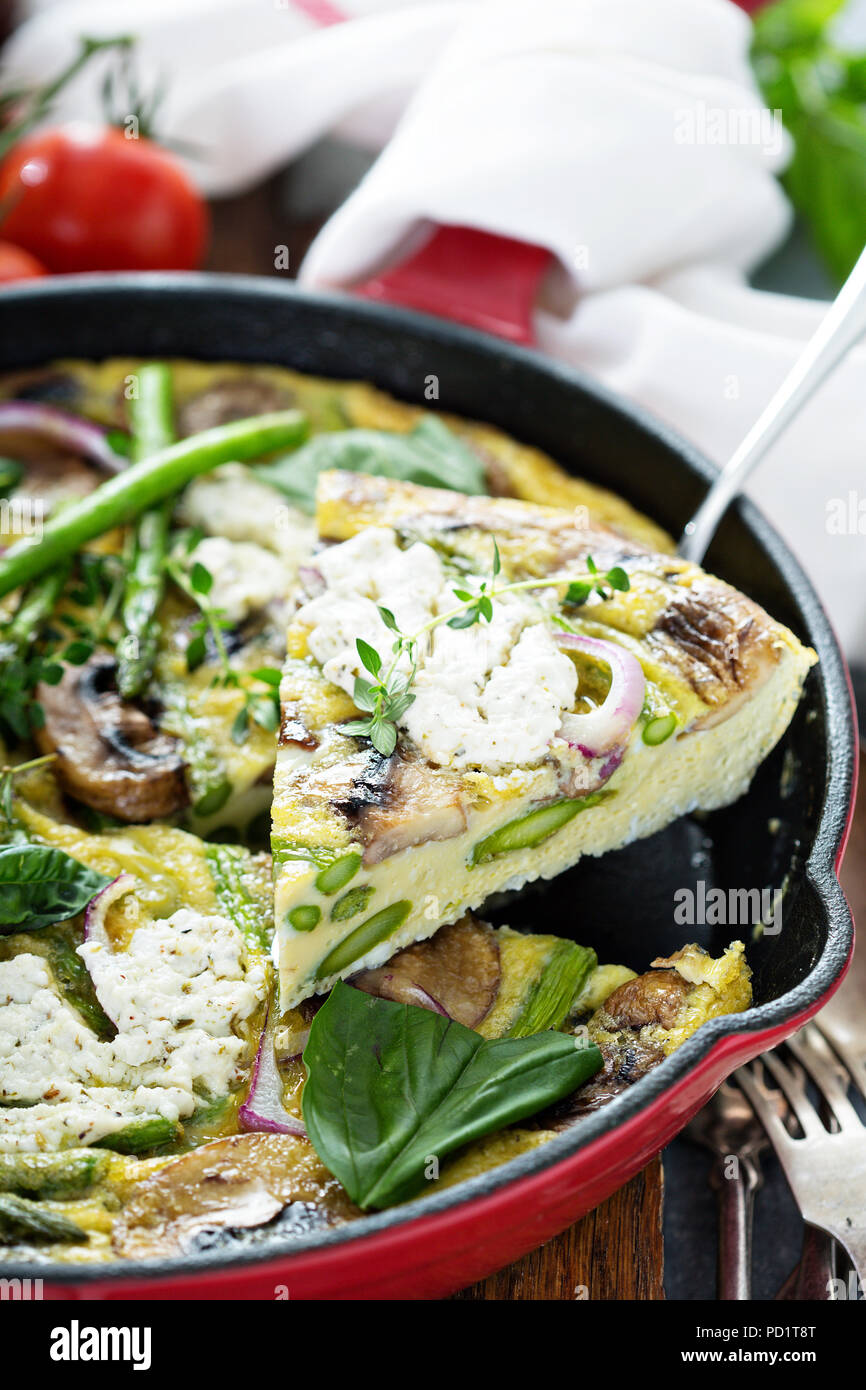 Les asperges, les champignons et le fromage de chèvre frittata Banque D'Images