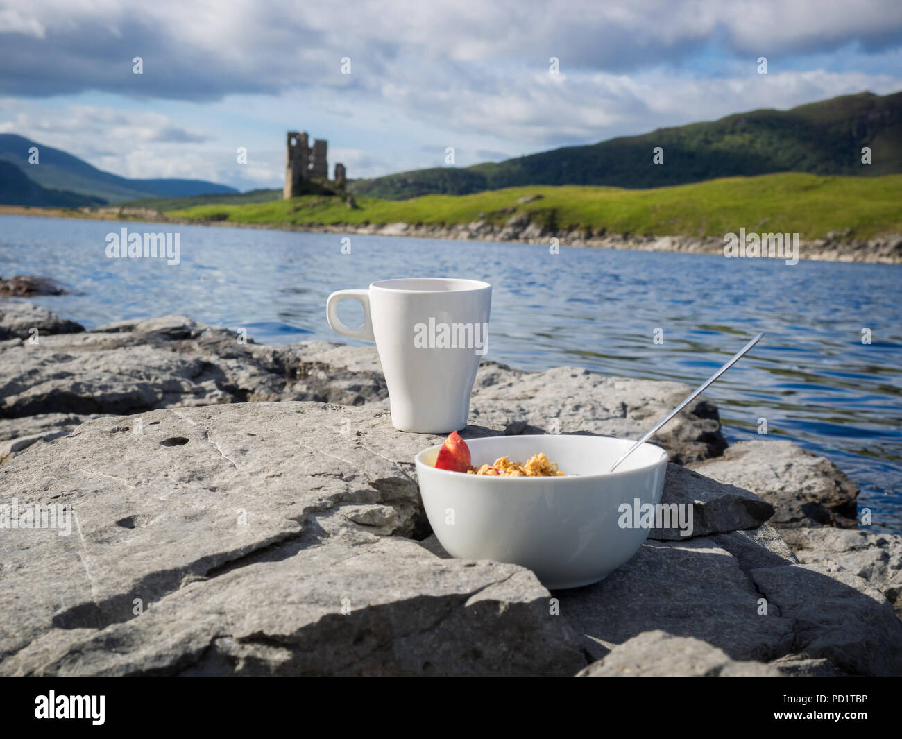 Petit-déjeuner à les rives du Loch Assynt, Ecosse Banque D'Images