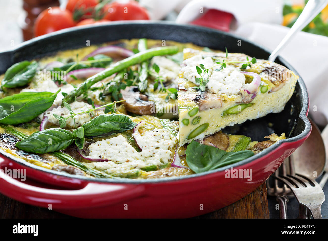 Les asperges, les champignons et le fromage de chèvre frittata Banque D'Images