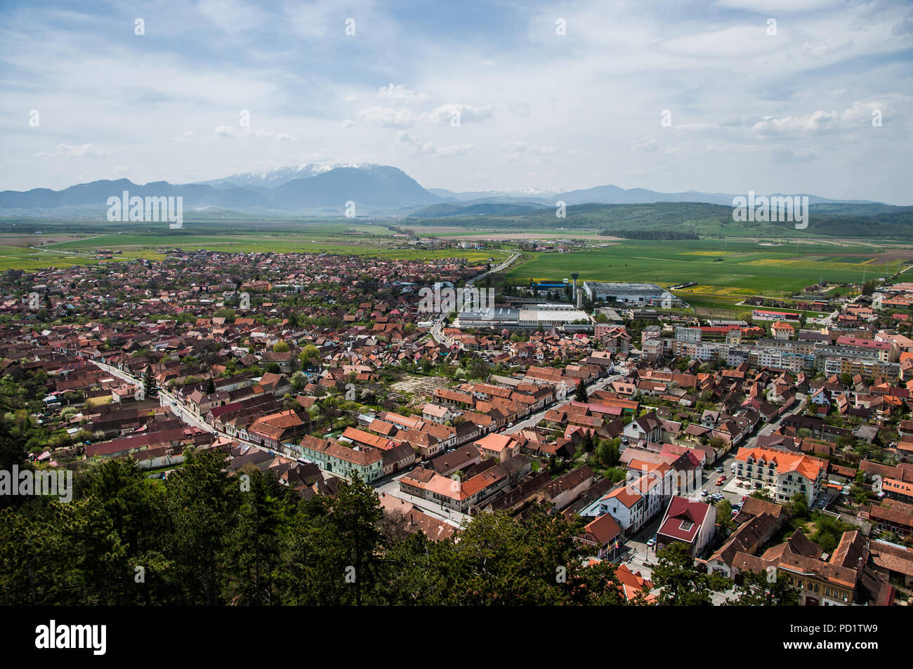 Vue imprenable sur la Forteresse de Rasnov pour la ville principale et à la Piatra Craiului Banque D'Images