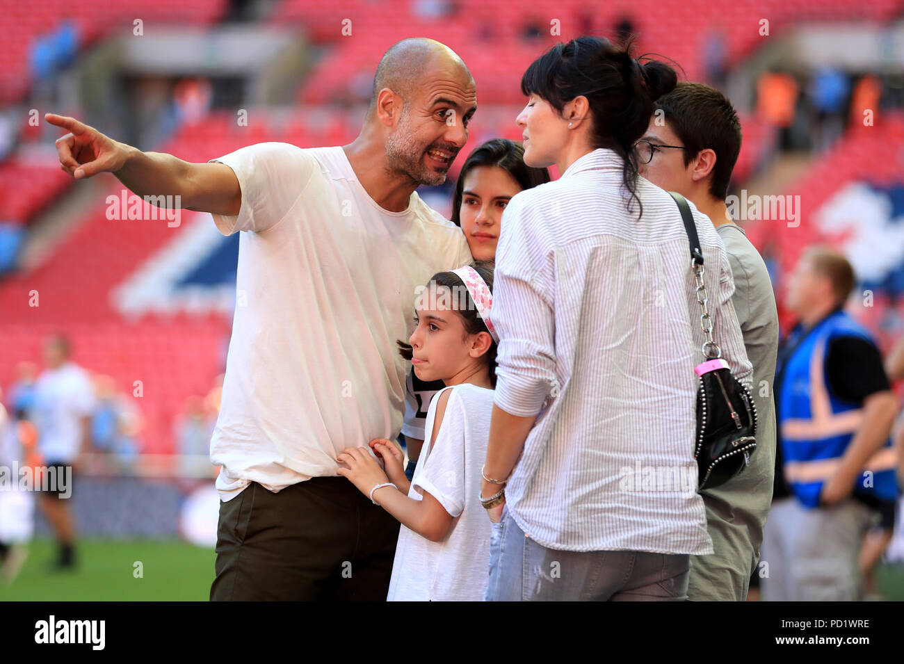 Manchester City manager Josep Guardiola avec sa famille femme Cristina Serra et enfants Valentina Guardiola, Maria Guardiola et Marius Guardiola après le match du bouclier de la Communauté au stade de Wembley, Londres. Banque D'Images