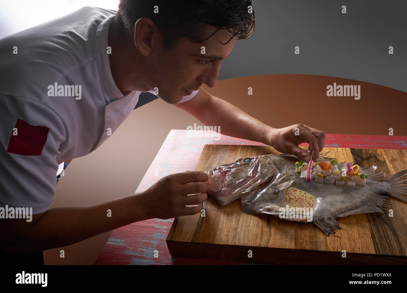 La préparation d'un ceviche de poisson Chef on board Banque D'Images