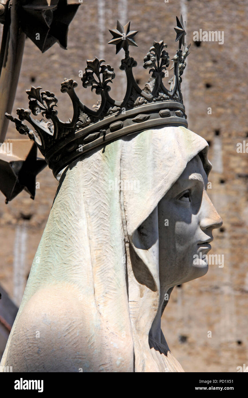 Close-up of a statue en marbre de la Vierge Marie portant une couronne de bronze - Naples, Italie Banque D'Images
