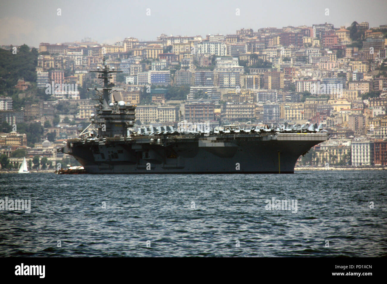 L'USS George H. W. Bush ancrée face à la magnifique ville de Naples, Italie, avec beaucoup de F-18 visible sur le pont du transporteur Banque D'Images