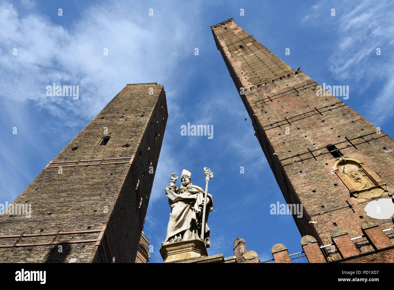 La tour Garisenda, statue de Saint Pétrone et la Tour Asinelli, Bologne, Émilie-Romagne, Italie symboles de deux tours de Bologne médiévale (Due Torri), Banque D'Images