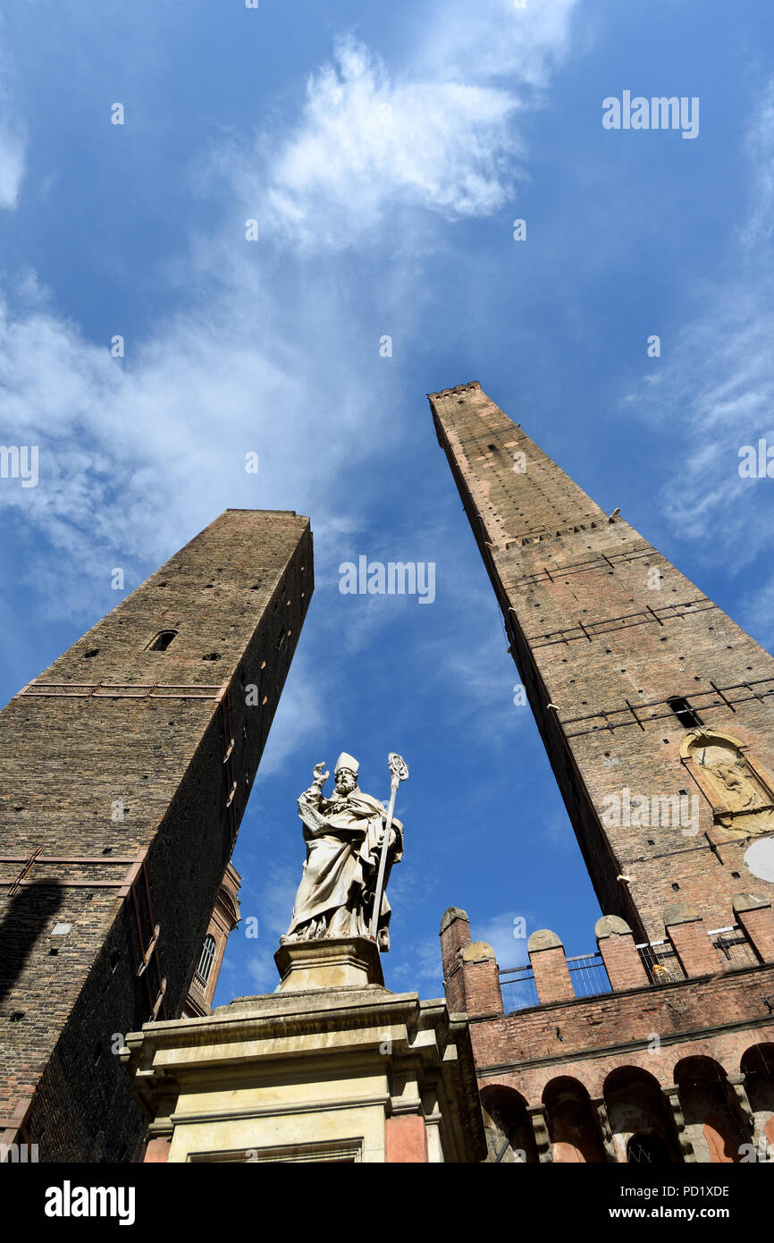 La tour Garisenda, statue de Saint Pétrone et la Tour Asinelli, Bologne, Émilie-Romagne, Italie symboles de deux tours de Bologne médiévale (Due Torri), Banque D'Images