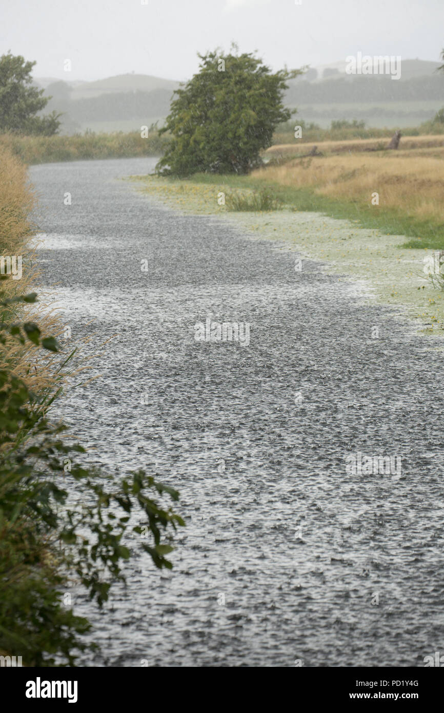 Une brève averse de pluie lourde sur une ancienne section du canal près de Lancaster Farleton ont chuté à la suite de l'UK 2018 temps chaud. Cumbria England UK GO Banque D'Images