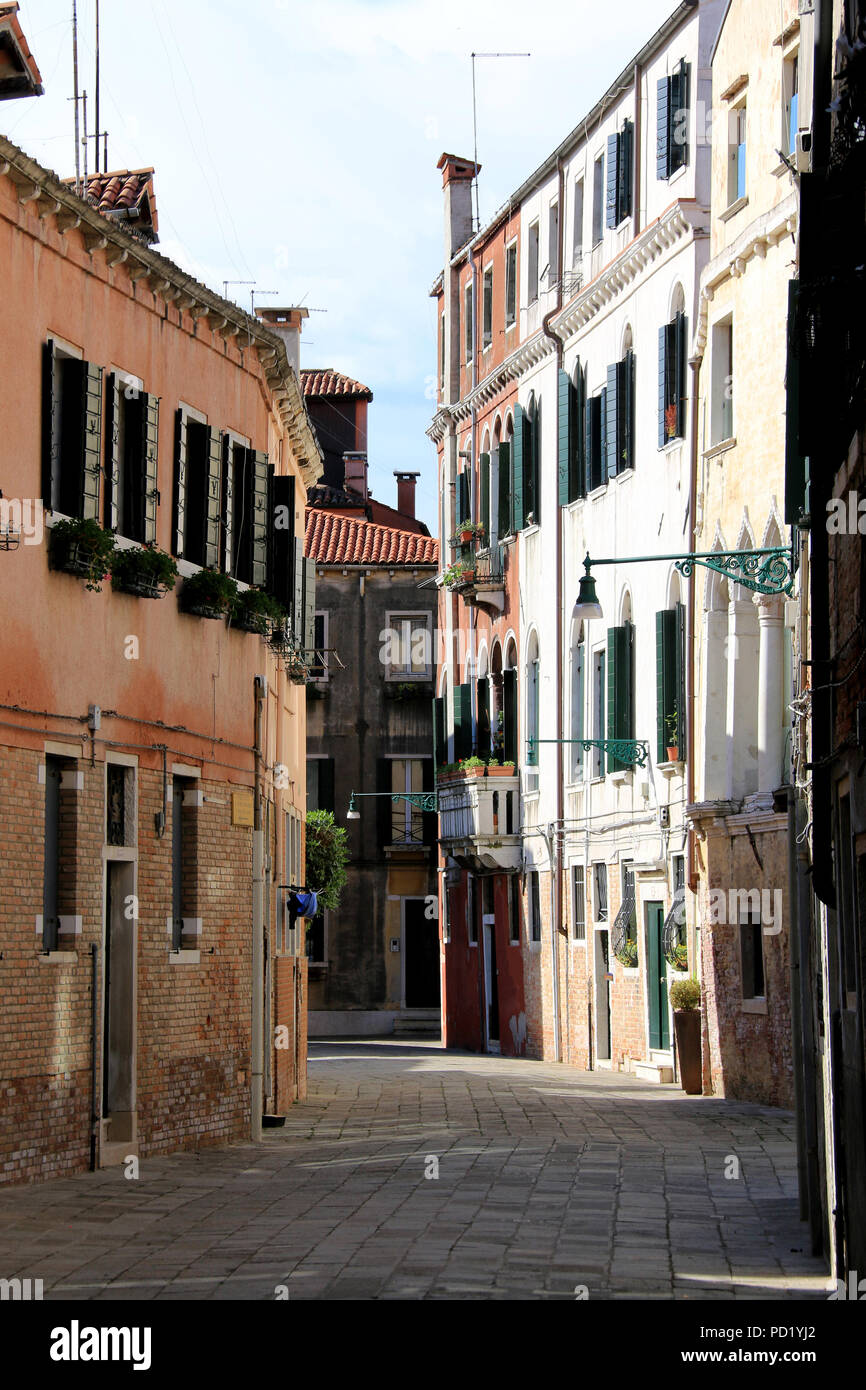 Ruelles typiques dans les quartiers résidentiels de Venise, Italie Banque D'Images