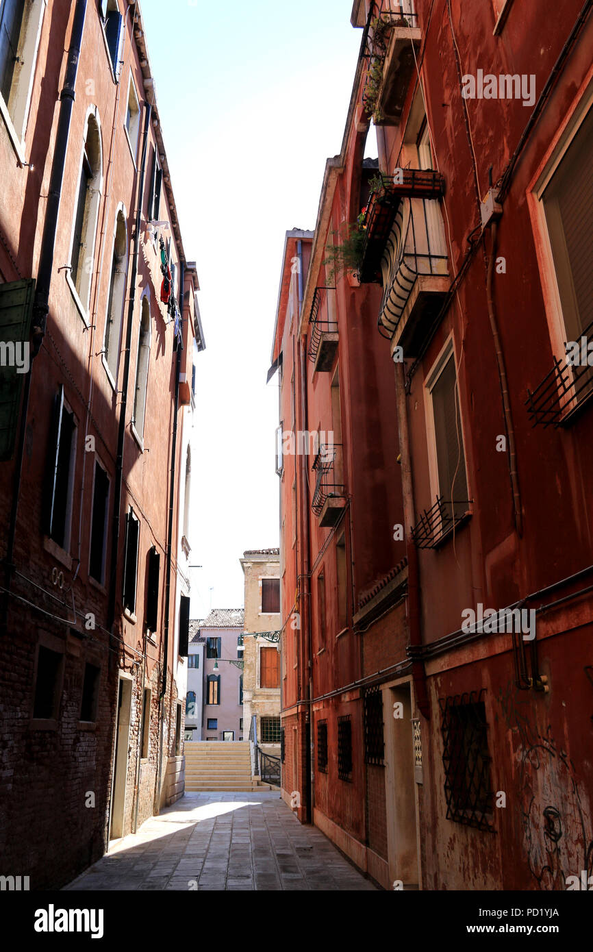 Ruelles typiques dans les quartiers résidentiels de Venise, Italie Banque D'Images