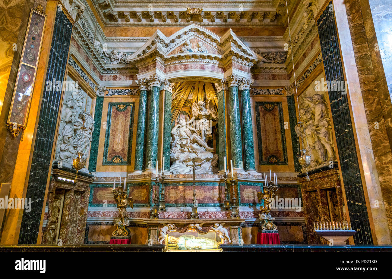 Côté droit de la chapelle dans l'église de Santa Maria della Vittoria à Rome, Italie Photo Stock - Alamy