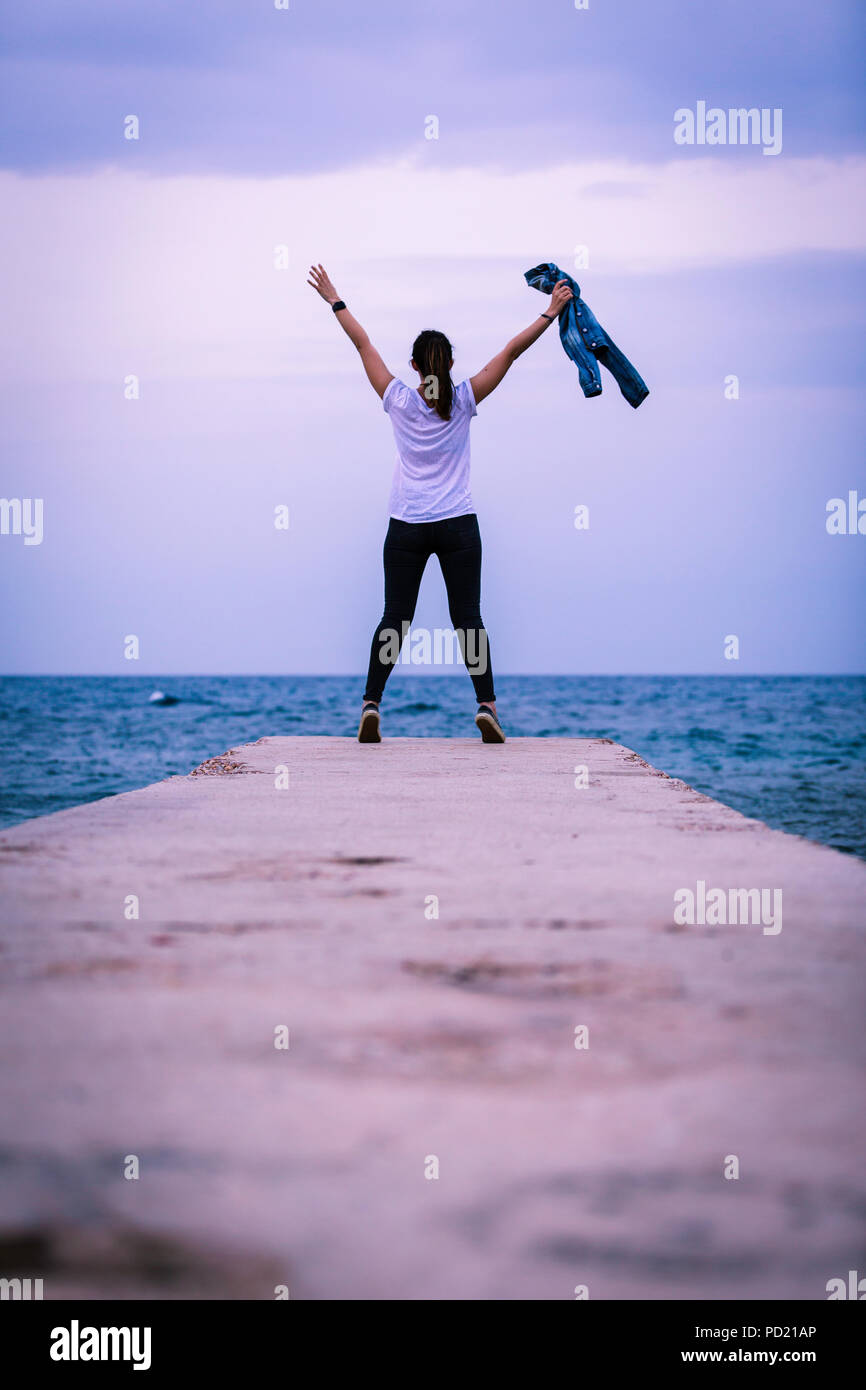 femme sur la jetée Banque D'Images