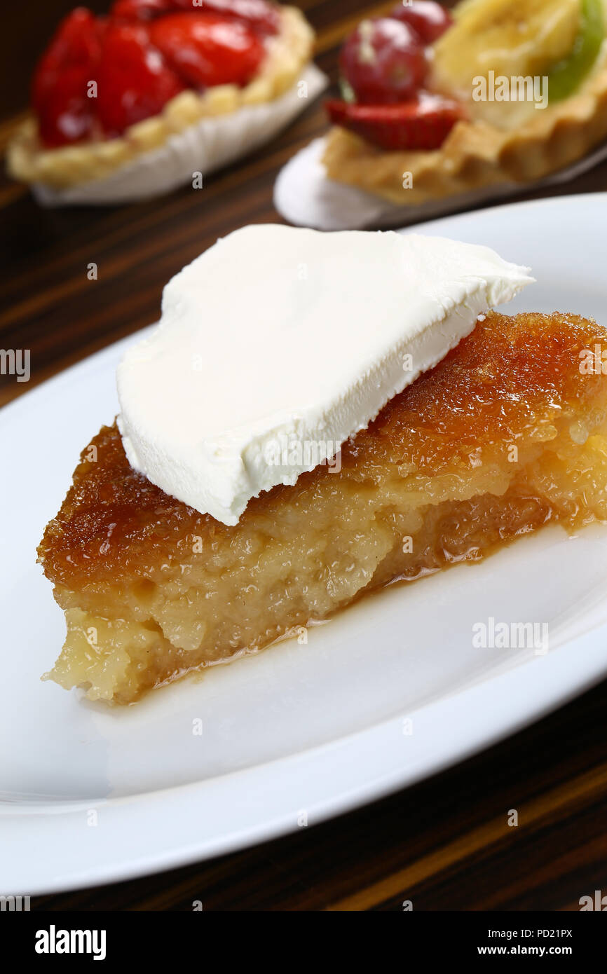 Dessert turc ekmek kadayifi, le pudding à la crème Banque D'Images