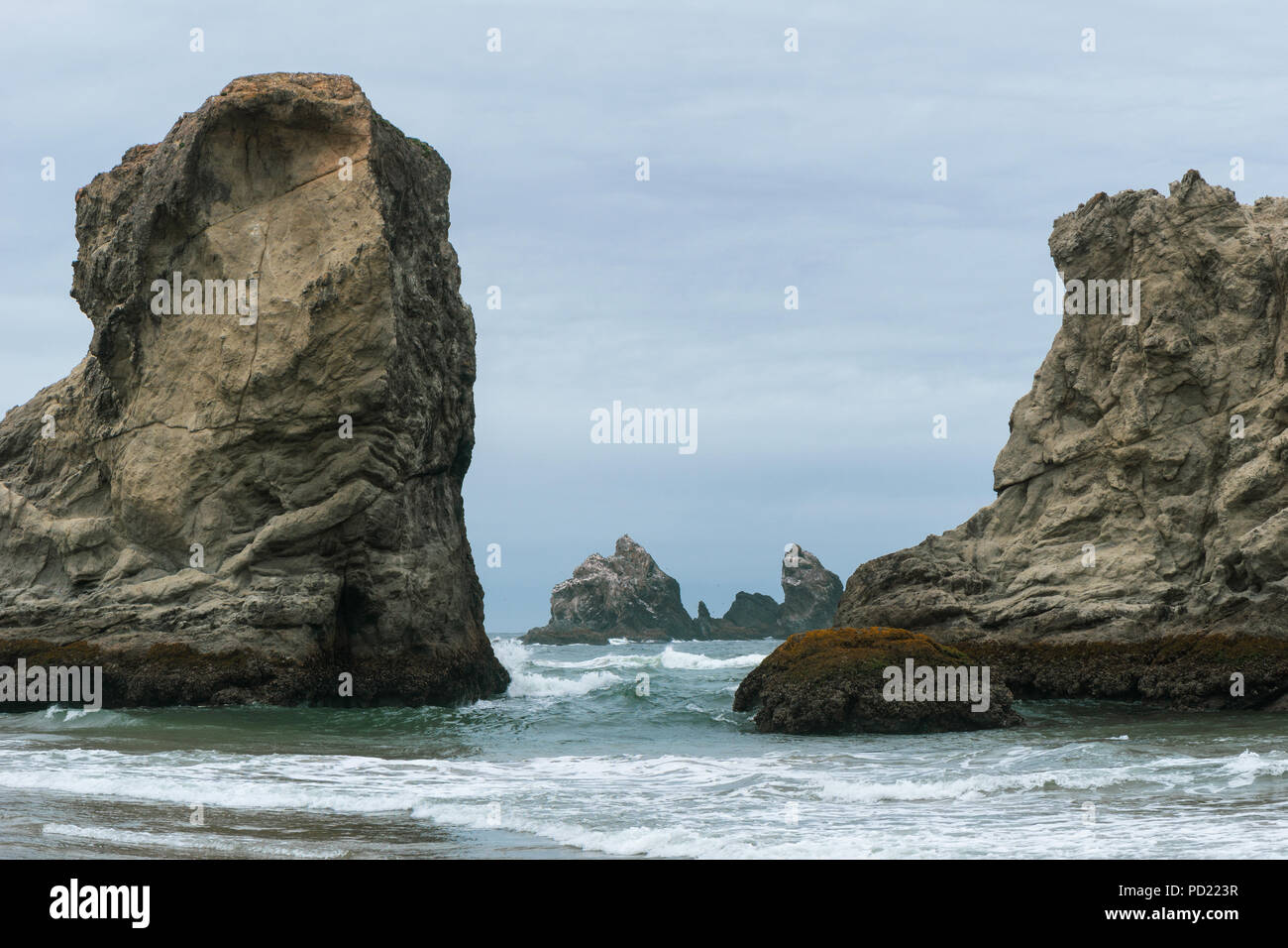 Des formations rocheuses et des piles de la mer que les oiseaux des îles Plage de Bandon, la route US 101, côte de l'Oregon, USA. Banque D'Images