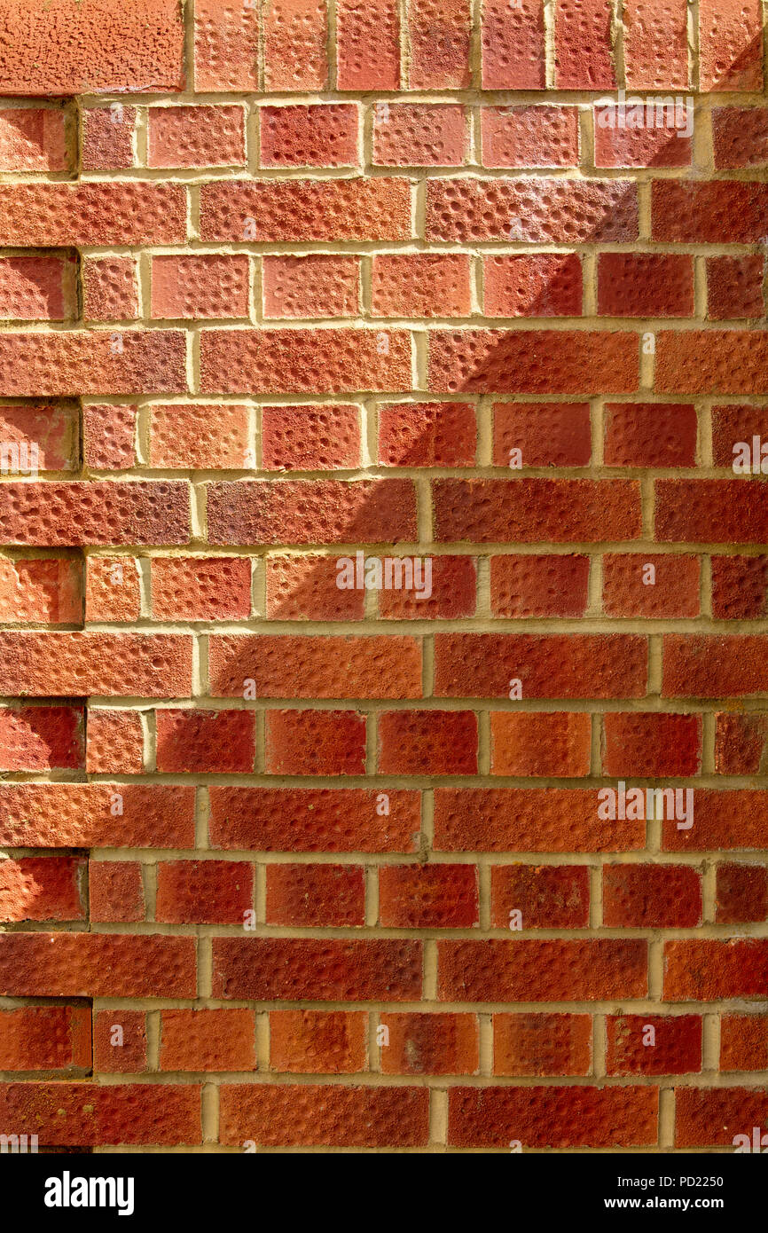 Grand mur moderne en briques de style anglais. Banque D'Images