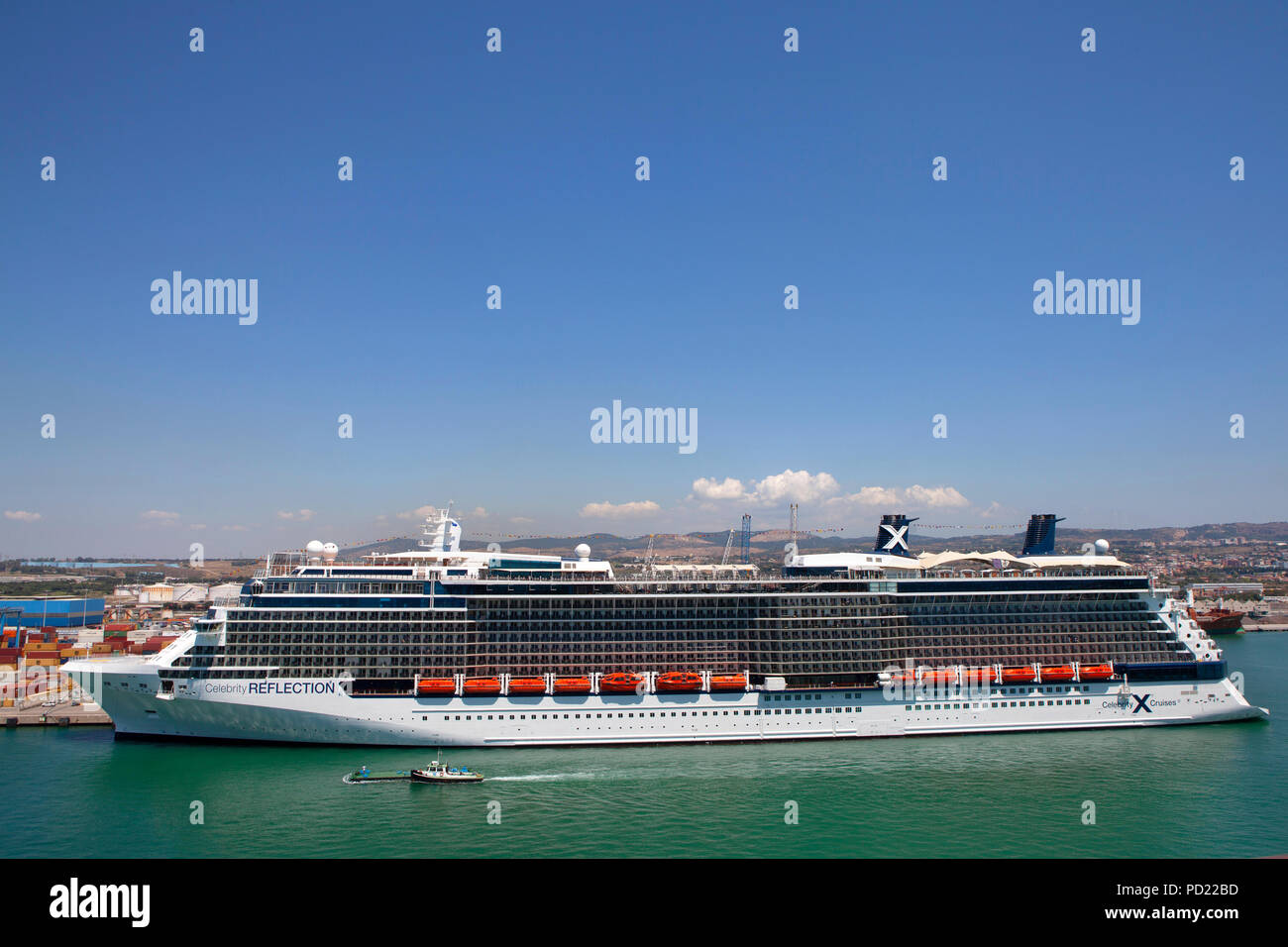 La réflexion de Celebrity Cruises Celebrity au port de Civitavecchia une ville côtière au nord-ouest de Rome, en Italie Banque D'Images