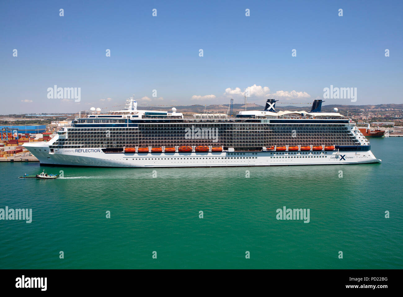 La réflexion de Celebrity Cruises Celebrity au port de Civitavecchia une ville côtière au nord-ouest de Rome, en Italie Banque D'Images