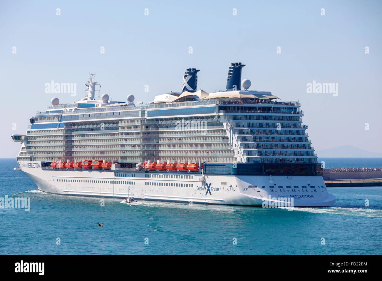 La réflexion de Celebrity Cruises Celebrity au port de Civitavecchia une ville côtière au nord-ouest de Rome, en Italie Banque D'Images