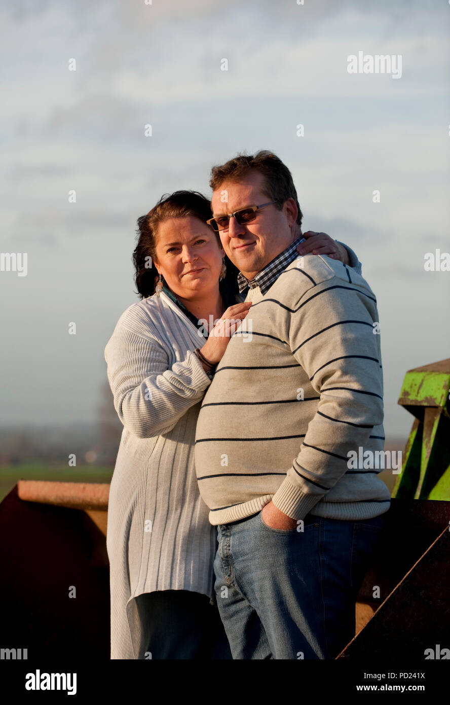 Christophe Victor et son nouveau partenaire Anne-Michelle, les participants de l'émission de télé-réalité de la télévision L'Amour Est Dans Le Pré sur le Belge RTL-TVI channe Banque D'Images