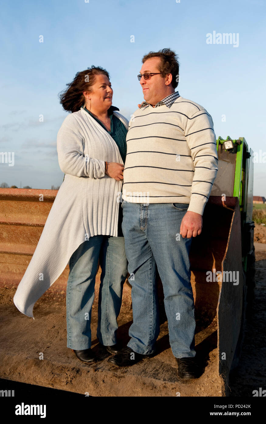 Christophe Victor et son nouveau partenaire Anne-Michelle, les participants de l'émission de télé-réalité de la télévision L'Amour Est Dans Le Pré sur le Belge RTL-TVI channe Banque D'Images