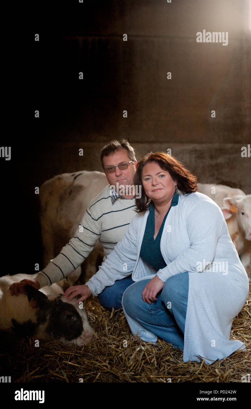 Christophe Victor et son nouveau partenaire Anne-Michelle, les participants de l'émission de télé-réalité de la télévision L'Amour Est Dans Le Pré sur le Belge RTL-TVI channe Banque D'Images