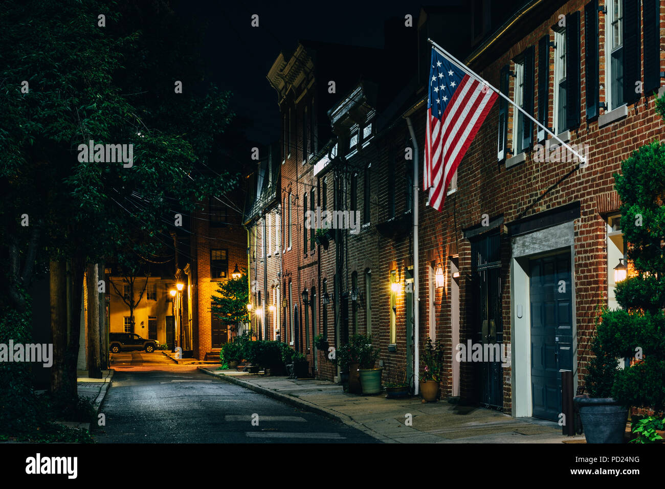 Drapeau américain et les maisons en rangée sur rue Bethel la nuit, à Fells Point, Baltimore, Maryland Banque D'Images
