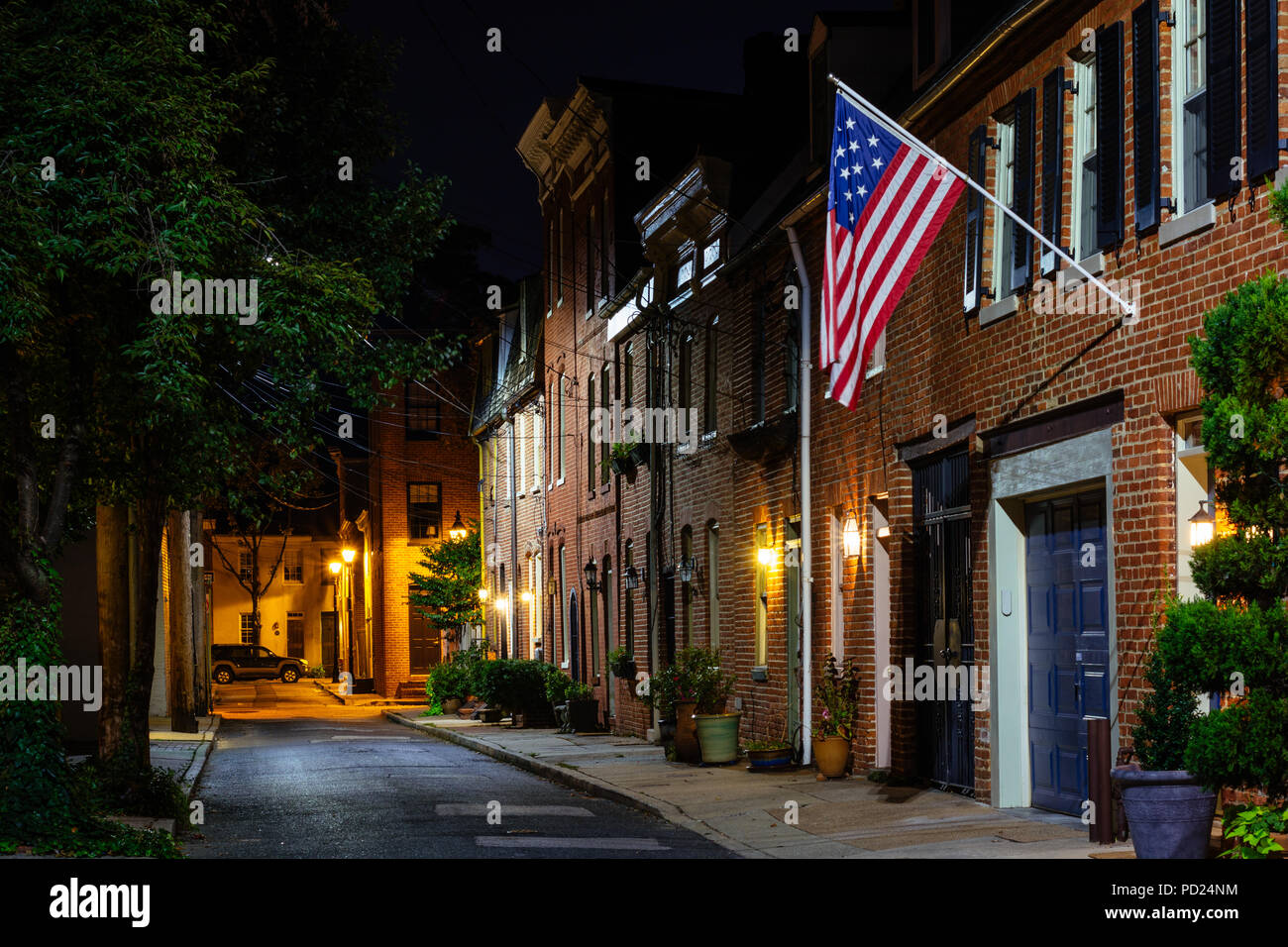 Drapeau américain et les maisons en rangée sur rue Bethel la nuit, à Fells Point, Baltimore, Maryland Banque D'Images
