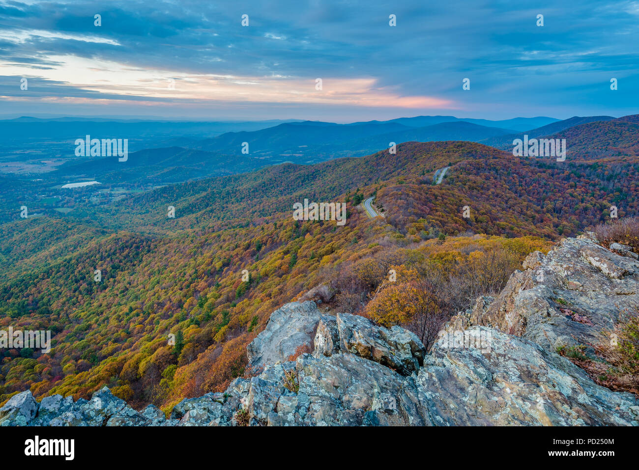 Vue du coucher de soleil d'automne de l'homme Little Stony falaises, le long de l'Appalachian Trail dans le Parc National Shenandoah, en Virginie Banque D'Images