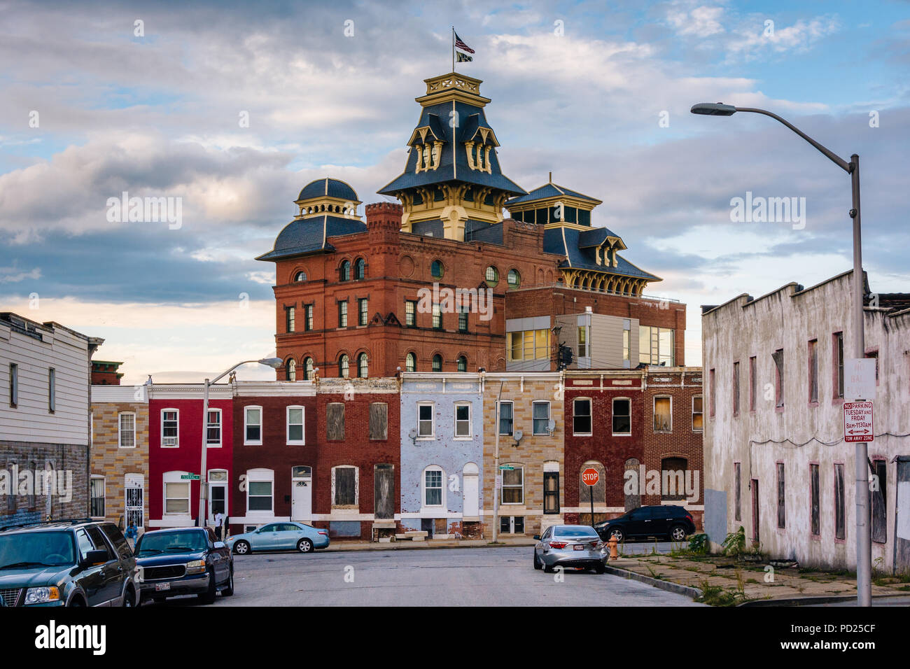 Les rangées de maisons de la rue et le bâtiment de la brasserie américaine à Baltimore, Maryland Banque D'Images
