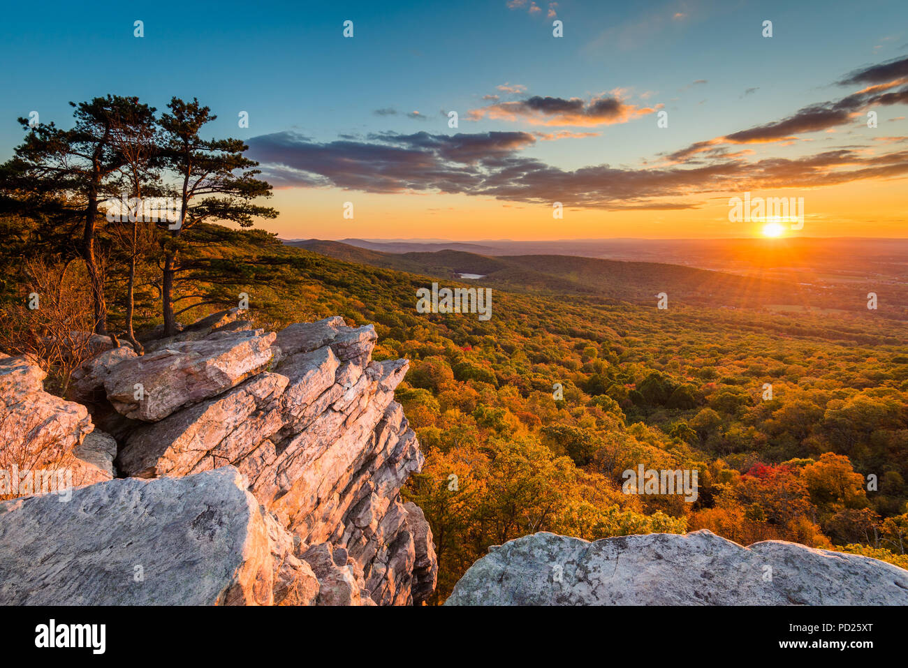 Vue du coucher de soleil à partir de roches d'Annapolis, le long de l'Appalachian Trail sur la montagne du sud, dans le Maryland Banque D'Images