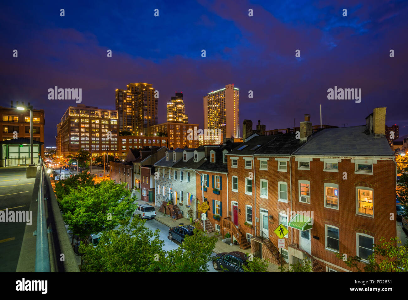 Voir d'Exeter Street at night, dans la Petite Italie, Baltimore, Maryland Banque D'Images