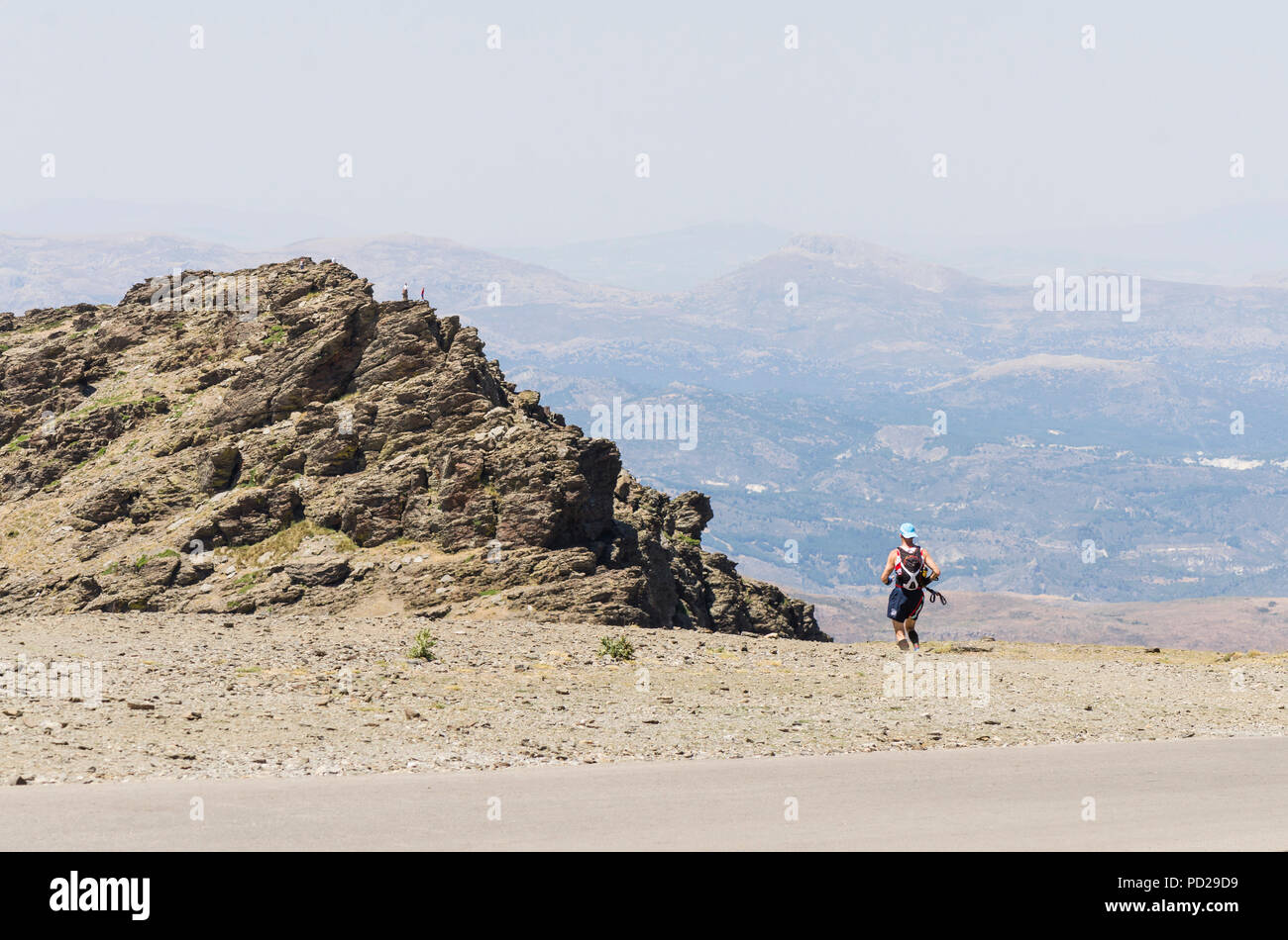 Le sentier de l'homme, de la Sierra Nevada, en saison estivale. Grenade, Andalousie, espagne. Banque D'Images