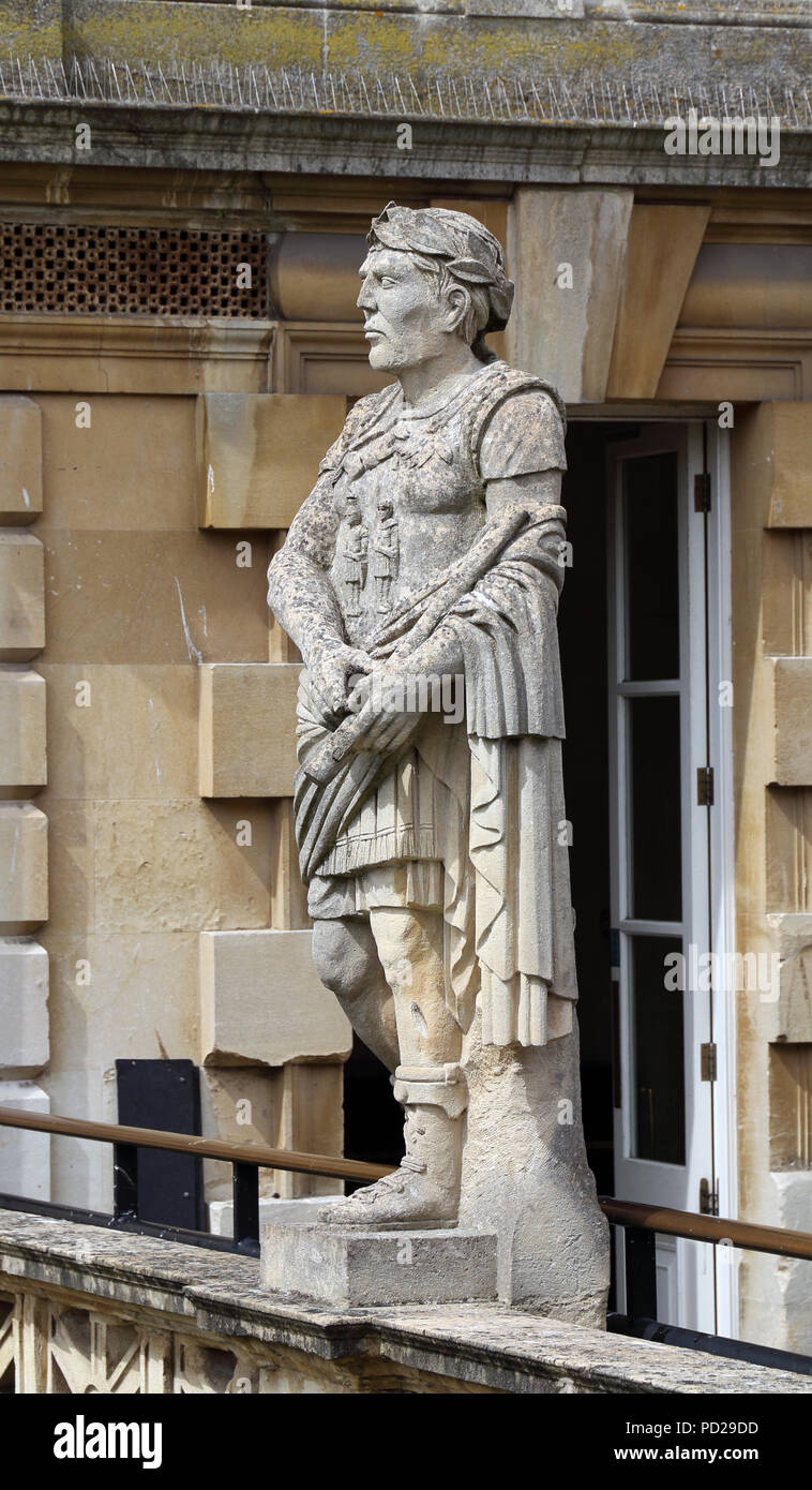 Statue romaine sur la terrasse aux bains romains de Bath en Angleterre. Banque D'Images