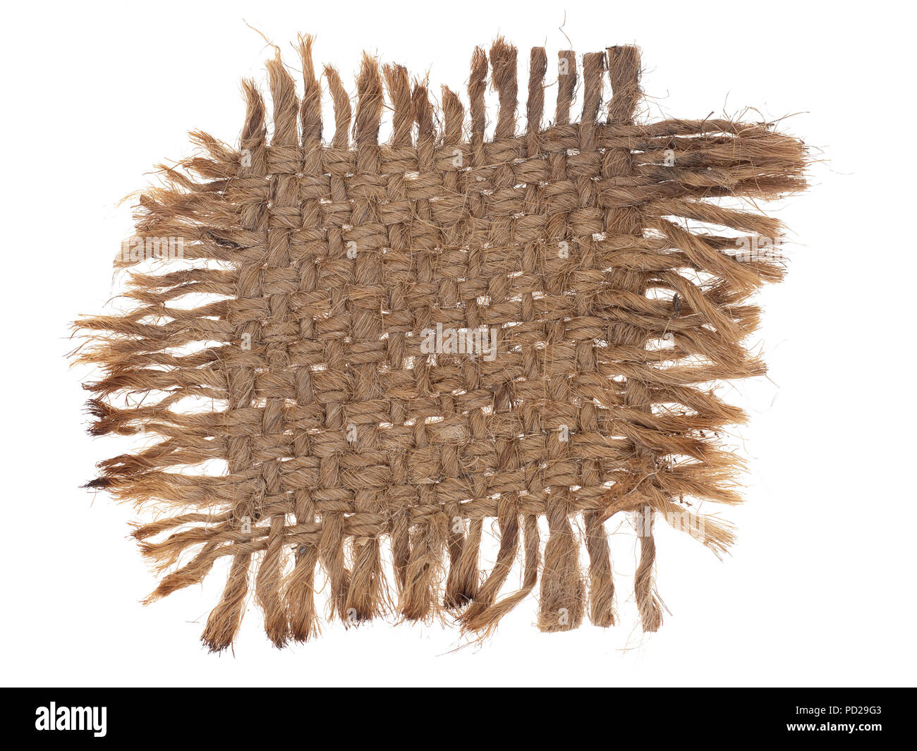 Petit morceau de vieille toile de jute, tissu jute avec bords effilochés, isolé sur blanc. Vieux, usé et signé. Des sacs. Banque D'Images