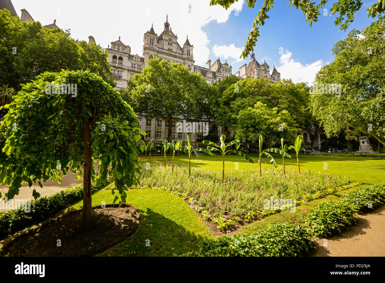 Victoria Embankment Gardens, Westminster, London, UK. Oasis de verdure dans la ville de Westminster. Zone de verdure tranquille pour le public de profiter Banque D'Images