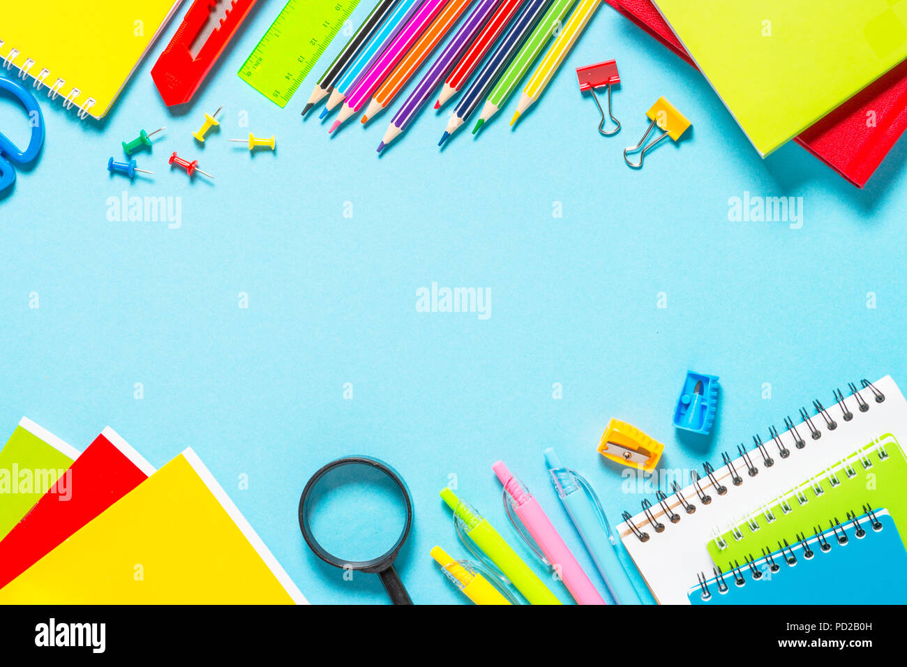 L'école et les fournitures de bureau sur fond bleu. Banque D'Images