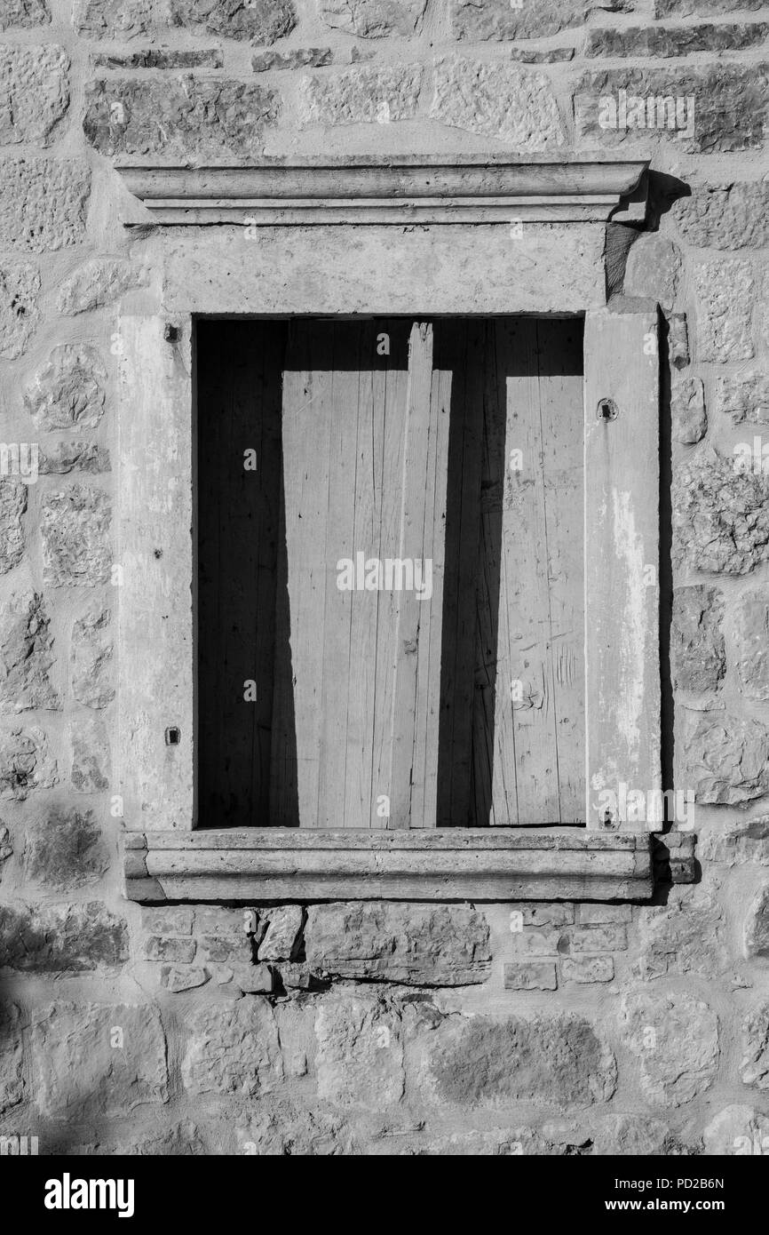 Une fenêtre d'une maison en pierre Banque D'Images