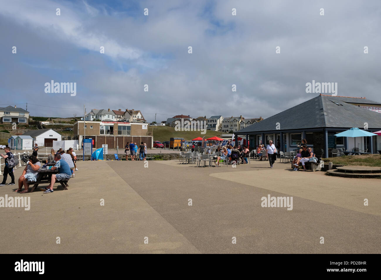 Bude, Cornwall, UK. Météo britannique. Les vacanciers profiter du bain météo à plage de Crooklets à Bude, Royaume-Uni Banque D'Images